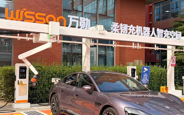 机械臂给车自动充电，人不需要下车。新京报贝壳财经记者 林子 摄