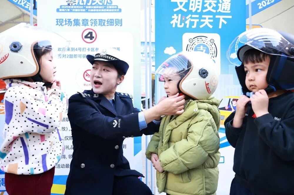 2025年11月30日，在武汉市江岸区塔子湖街道跃进社区，交警引导小朋友正确佩戴头盔。新华社发（赵军 摄）