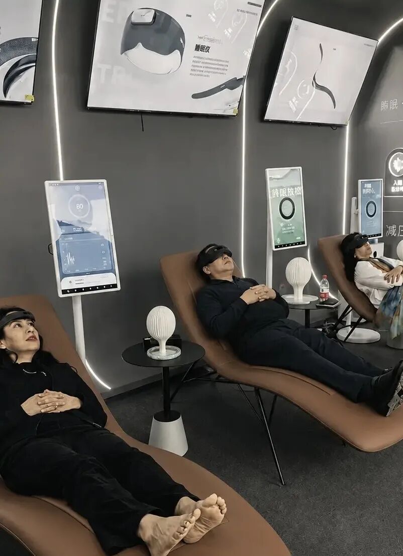 外国游客在体验睡眠仪,受访者供图。